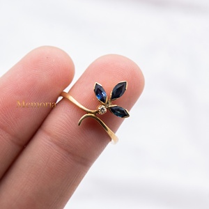 Bague florale en or jaune massif 18 carats avec saphir bleu naturel et diamants, style bypass, collection Memoria Jewels, vente en gros - Product Image 3