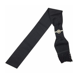 Cinturón de Satén Étnico de Seda para Oficiales Provinciales de los Caballeros Templarios, Color Negro Moiré con Trenza Plateada y Flecos Negros - Product Image 1