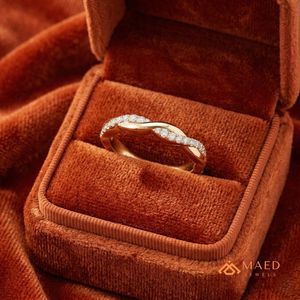 แหวนแต่งงานครบรอบแต่งงานประดับเพชรโมอิสซาไนต์ทรงบิดเคลือบทอง 18K เครื่องประดับหรูหราสำหรับผู้หญิง - Product Image 3