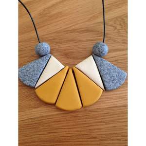 Collier en résine et bois léger et confortable, accessoires de mode au design élégant - Product Image 6