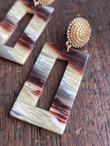 Pendientes de Resina de Moda con Diseño Rectangular Recortado, Patrón Marbrado Marrón Crema y Cuentas Doradas - Product Image 2