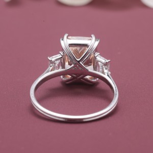 Anillo de Lujo con Tres Diamantes de Laboratorio Rosa Melocotón con Corte Radiante Certificado por IGI, Diamantes Laterales Trapezoidales, Oro de 14K para Compromiso o Boda - Product Image 4