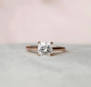 Bague de fiançailles solitaire de luxe en or rose 14 carats avec diamant de laboratoire taille coussin - Product Image 5