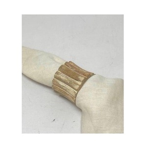 Porte-serviettes en bois côtelé moderne, écologique et durable pour la décoration de table de mariage champêtre et d'hôtel - Product Image 1