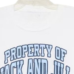 เสื้อยืดคอกลมแขนสั้นลายกราฟิกสไตล์ลำลองสำหรับทุกเพศ รุ่น Property of Jack and Jill Classic เหมาะสำหรับสวมใส่ในชีวิตประจำวัน - Product Image 5