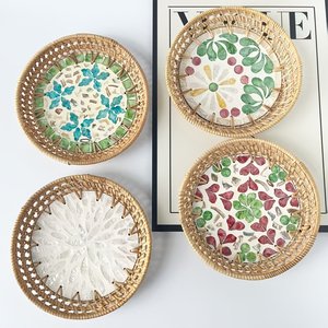 Elegantes bandejas para servir café, de ratán y mosaico de concha de nácar, bandeja de almacenamiento hecha a mano. - Product Image 1