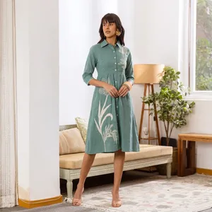 Robe chemise mi-longue brodée vert sauge pour femme, boutonnée sur le devant, manches trois quarts, motif floral, longueur mi-longue, tenue décontractée et élégante - Product Image 4