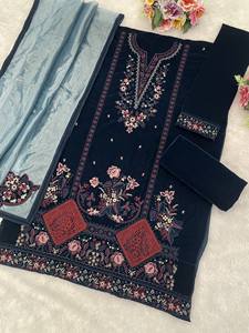 Traje de terciopelo semicompuesto con bordado de lentejuelas para la colección de trajes indios y pakistaníes - Product Image 6