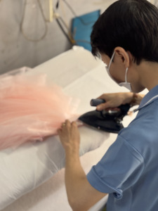 Robe de Princesse Rose pour Filles avec Jupe en Tulle à Fleurs 3D Géantes Faite à la Main, Idéale pour Anniversaire, Demoiselle d'honneur et Mariage - Product Image 4