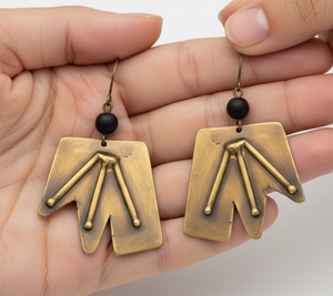 Boucles d'oreilles pendantes géométriques en laiton doré faites à la main, avec accents de perles noires, revêtement PU durable résistant au ternissement pour femmes - Product Image 3