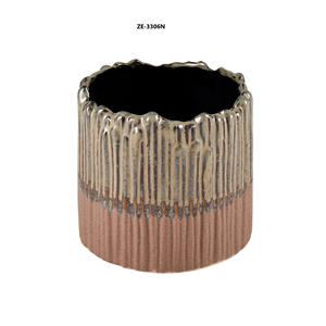 Porte-bougie en métal doré imprimé en typographie artisanale de luxe minimaliste pour la décoration de la maison moderne haut de gamme pour les fêtes de Noël - Product Image 1