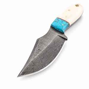 Cuchillo de caza hecho a mano con acero de Damasco, punta curva, incrustaciones de turquesa y mango de hueso. - Product Image 1