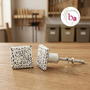 Poignées de meubles carrées en fonte Ba, design moderne blanc vieilli pour cuisine, salle de bain, salon - Product Image 1