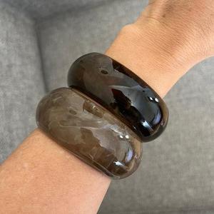 Bracelet artisanal en résine marron fumé et noir, marbré, en acrylique, fait main, brillant, audacieux, bijou de mode, accessoire de poignet - Product Image 1