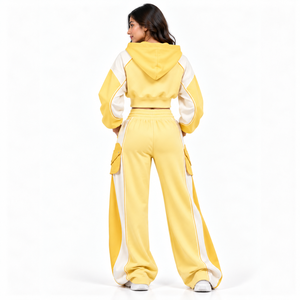 Conjunto Deportivo de Dos Piezas para Mujer, Color Amarillo con Paneles Crema, Sudadera Corta y Pantalones Anchos, Estilo Casual, Fabricante OEM - Product Image 2