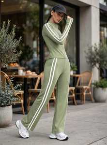 Ensemble de survêtement rayé vert olive pour femme, manches longues, demi-zip, coupe sportive, pantalon de jogging avec poches latérales - Product Image 1