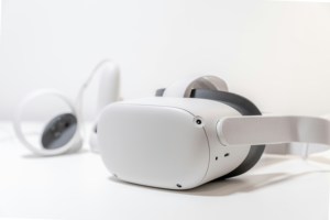 บริการฉีดขึ้นรูปพลาสติกสำหรับอุปกรณ์เล่นเกม VR แบบ OEM พร้อมขนาดหน้าจอเสมือนจริง 50"-80"  แม่พิมพ์ส่วนตัว ผลิตในไต้หวัน - Product Image 3