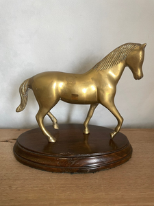 Figura de Caballo de Latón Hecha a Mano, Escultura Ecuestre de Metal de Hembra en Pleno Andar sobre Base de Madera, Elegante Adorno de Mesa para Decoración del Hogar - Product Image 3