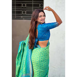 ผ้าส่าหรีปาโตลาทอจากไหมซิลค์เนื้อนุ่ม พร้อมลายปักดิ้นทองแบบตัดกัน  ผ้าคลุมไหล่และผ้าพันคอแบบดั้งเดิมของอินเดีย - Product Image 3