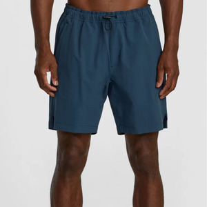 Pantalones cortos deportivos Elite para hombre. Presenta paneles laterales llamativos. Ribete en contraste. y bolsillos profundos para un rendimiento óptimo en el gimnasio. - Product Image 1
