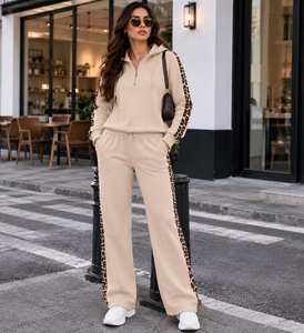 Conjunto de chándal 2 en 1 para mujer, beige con estampado de leopardo y adornos de pedrería, sudadera con capucha de manga larga y media cremallera, pantalones holgados con cordón, informal, para otoño. - Product Image 1