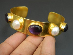 กำไลทองเหลืองแบบกำหนดเอง ประดับด้วยหินเรซิ่นหลากสี บนกำไลทองเหลืองดีไซน์ทันสมัย โดย Universal Overseas - Product Image 4