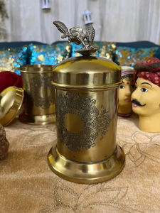 Pot victorien antique en laiton avec couvercle, récipient de rangement décoratif en métal vintage pour la vaisselle et la décoration intérieure - Product Image 1