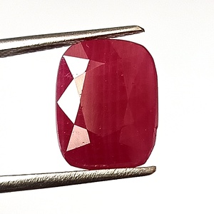 Pierre précieuse naturelle en rubis africain de 6,45 carats, taille coussin, facettée, non montée - Product Image 1