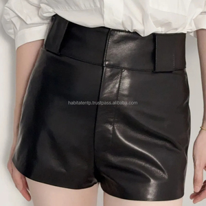 Shorts pour femmes à jambes larges en cuir véritable avec logo personnalisé - Product Image 1