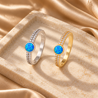 Bague en opale bleue à facettes rondes avec double rangée de zircone cubique blanche sur les épaules, en argent sterling 925