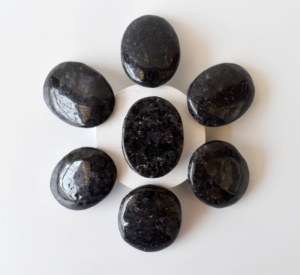 Piedras Planas de Gabbro Indigo Pulido Semipreciosas al por Mayor para Sanación, Meditación, Decoración y Regalos - Product Image 6