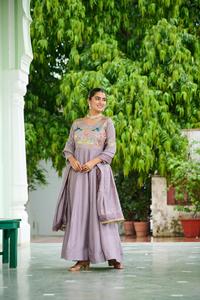 ชุดเดรส Anarkali ผ้าไหมวิชิตราที่สวยที่สุด พร้อมงานปักเลื่อมและงานปักดิ้นทองอย่างประณีต ชุดเดรสแฟนซีสำหรับผู้หญิง - Product Image 4