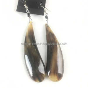 Boucles d'oreilles pendantes uniques en corne de buffle naturelle, accessoires de luxe personnalisables, cadeau d'Inde - Product Image 1