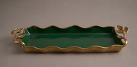 Plateau rectangulaire artisanal en métal émaillé vert avec poignées sculptées en feuillage doré, idéal pour la présentation de plats sur table