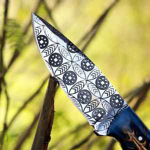 Cuchillo de desollado personalizable con patrón de gota de lluvia, mango OEM de alto contenido de carbono, espiga completa, para caza y desollado, con funda de cuero, industrial - Product Image 4