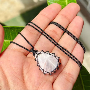 Collier bohème ajustable en macramé avec pendentif en cristal de quartz rose fait main, style cage à cordon noir, bijoux en pierre naturelle, vente en gros - Product Image 2