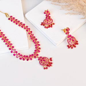 Conjunto de Collar Premium Chapado en Oro con Rubíes, Collar Rojo para Novia, Collar de Boda Hecho a Mano con Piedras de Rubí, Joyería India - Product Image 1