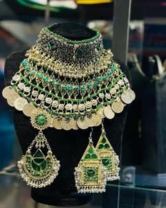 Conjunto de Joyería Tribal Afgana de Inspiración Vintage con Monedas de Plata en Relieve, Colgantes con Detalles Metálicos y Pendientes a Juego - Product Image 4