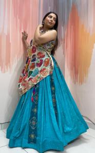 Chaniya Choli de seda rusa premium con blusa bordada de hombros descubiertos y dupatta con estampado digital. Navratri 33, choli de diseñador Meera. - Product Image 5