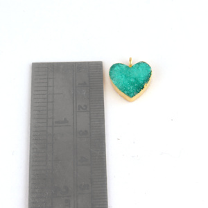 Charmes en forme de cœur en druzy vert faits à la main avec bordure dorée électro-plaquée, pendentif en pierre précieuse pour la création de bijoux - Product Image 4