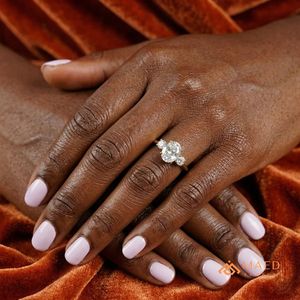 Bague en argent plaqué or avec moissanite taille ovale pour femme – Bijou étincelant de luxe pour fiançailles, mariage, anniversaire et soirée - Product Image 4