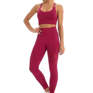 Ensemble de yoga pour femmes, couleur bordeaux uni, soutien-gorge de sport côtelé sans couture, leggings taille haute pleine longueur, détails en maille respirante - Product Image 2