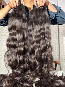 Extensions de cheveux naturels sans couture, fabriquées avec des cheveux humains véritables, offrant des ondulations douces et définies, et une tenue longue durée. - Product Image 5