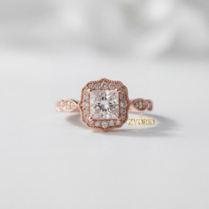 Anillo de Compromiso Vintage con Halo de Diamantes Corte Princesa en Oro de 18K, Joyería Fina con Milgrain, Elegante Regalo para Mujer - Product Image 1