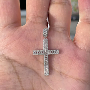 Colgante de cruz de moissanita con corte brillante, plata de ley 925 chapada en oro, estilo casual/deportivo, con apariencia de diamante, joyería religiosa para mujer - Product Image 1