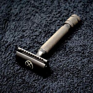XPERSIS PRO Maquinilla de Afeitar de Seguridad para Hombre, Doble Filo, Hecha a Mano con Acero Alemán, Negra - Product Image 5