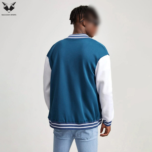 Chaqueta de Béisbol Universitaria con Bolsillos, Diseño Moderno con Estampado en Contraste Azul y Blanco, Letras y Frases en Inglés, Estilo Urbano - Product Image 2