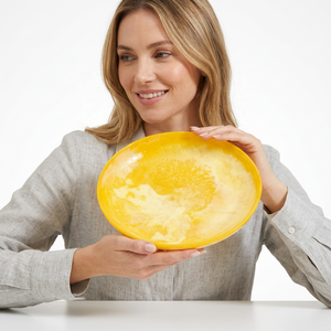 Assiette de service ronde en résine, design minimaliste, de qualité alimentaire, écologique, polie, de luxe moderne, jaune, en stock - Product Image 1