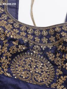 Hermoso y elegante conjunto tradicional indio de Lehenga-Choli y Dupatta de seda de morera con lentejuelas y bordados, proveedor de la India. - Product Image 4