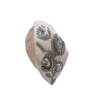 Bandeau avec des perles multicolores de qualité supérieure, conçu pour les femmes élégantes à la recherche d'accessoires de cheveux décoratifs - Product Image 1